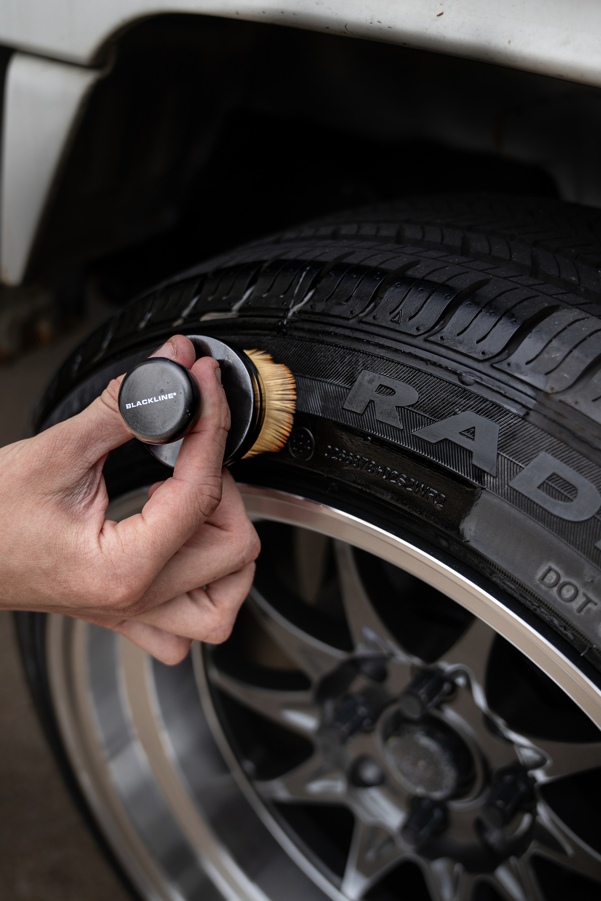 BLACKLINE® TIRE SHINE APPLICATOR BRUSH - view 3