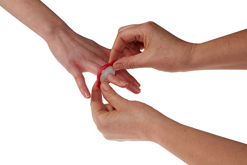 Finger cot application using the Finger Cut Kit for safe finger cut protection