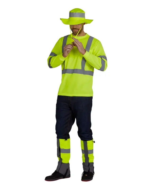 Construction worker in high-visibility gear with UHV503 HiVis Bucket Hat featuring PERIMETER™ Insect Guard