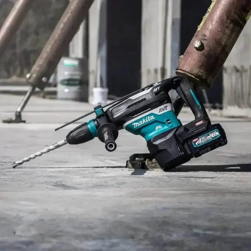 Makita GRH05M1 40V max XGT® Brushless AVT® Rotary Hammer Drill with teal accents