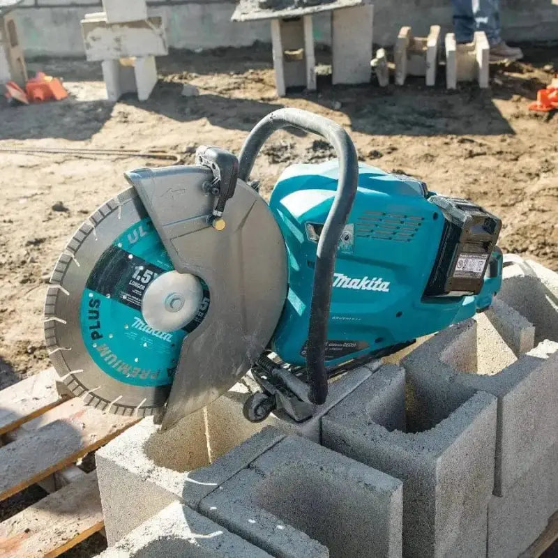 Makita GEC01PL 80V XGT Brushless Power Cutter Kit on concrete blocks with circular blade